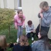 Wolontariusze ze szkolnego klubu wolontariatu podczas sadzenia żonkili przed szkołą.