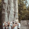 Klasa na tle pomnika w Muzeum Stutthof