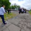 Grupa uczniów skacze jednocześnie na skakance w ramach kolejnego zadania - Park Solidarności