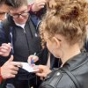 Uczniowie rozwiązują zadanie przy kartuskiej Kolegiacie