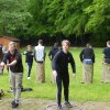 Uczniowie wykonują zadania związane z aktywnością fizyczną w Gaju Świętopełka