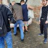 Uczniowie pakują paczki do samochodu