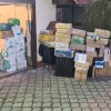 Uczniowie pakują paczki do samochodu