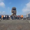 Zdjęcie grupowe pod pomnikiem w Gdyni