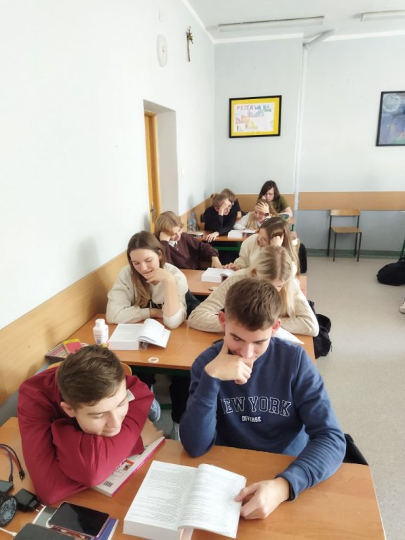 Uczniowie czytający książki