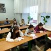 Uczniowie czytający książki