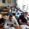 Uczniowie czytający książki