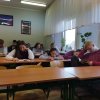 Uczniowie czytający książki