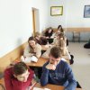Uczniowie czytający książki