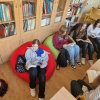 Uczniowie czytający książki