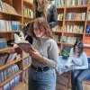 Uczniowie czytający książki