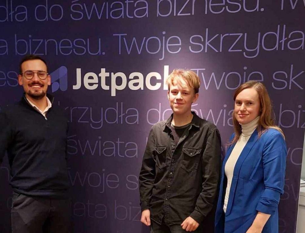 Uczeń klasy 2Ti Franciszek Wierzba z nauczycielka Elżbietą Kowalewską i Prezesem Zarządu Europejskiej Fundacji Rozwoju Przedsiębiorczości - Julianem Smółką 