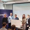Uczeń klasy 2TI Franciszek Wierzba wraz ze swoją grupą prezentuje projekt firmy