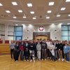 Zdjęcie grupowe uczniów w Wielkiej sali rozpraw Trybunału Konstytucyjnego