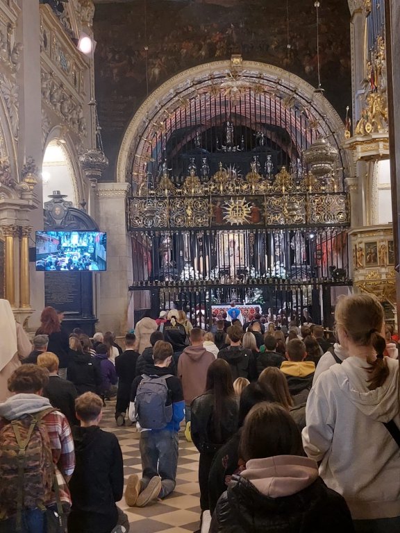 Młodzież z Szkoły na Wzgórzu podczas modlitwy przed cudownym obrazem Matki Bożej w Częstochowie