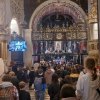 Młodzież z Szkoły na Wzgórzu podczas modlitwy przed cudownym obrazem Matki Bożej w Częstochowie