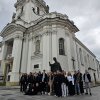 Na zdjęciu grupa młodzieży z księdzem Karolem Sosnowskiem, w tle Bazylika w Wadowicach