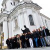 Na zdjęciu klasa V TR z p Agnieszką Bladowską przed Bazyliką w Wadowicach
