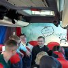 Zdjęcie przedstawiające księdza Karola z młodzieżą z klasy V TRI podczas podrózy na Jasną Górę
