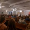 Zdjęcie przedstawiające młodzież i księdza Karola Sosnowskiego podczas Mszy świętej w kaplicy